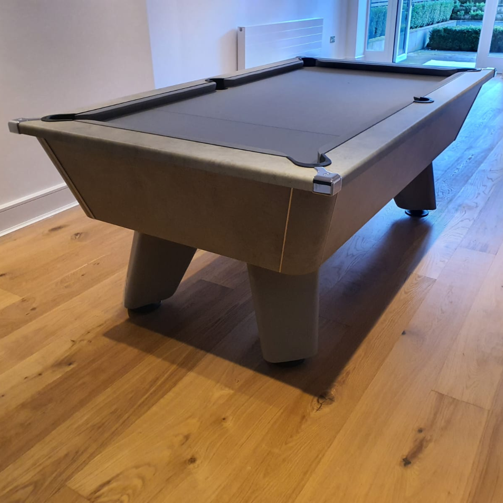 Cry Wolf English Pool Table